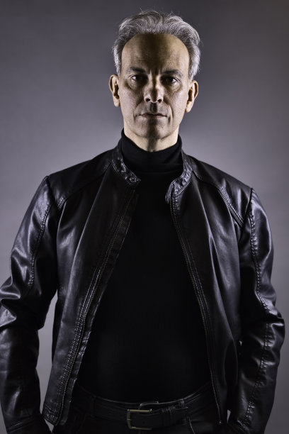 一个穿黑衣服的男人的肖像图片下载