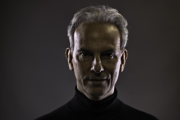 一个穿黑衣服的男人的肖像图片下载