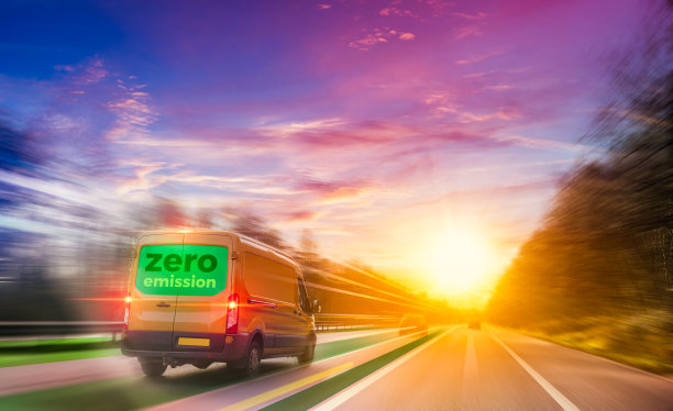 英国M1高速公路上的零排放货车图片下载