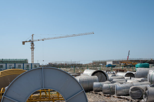 许多管道和起重机图片下载