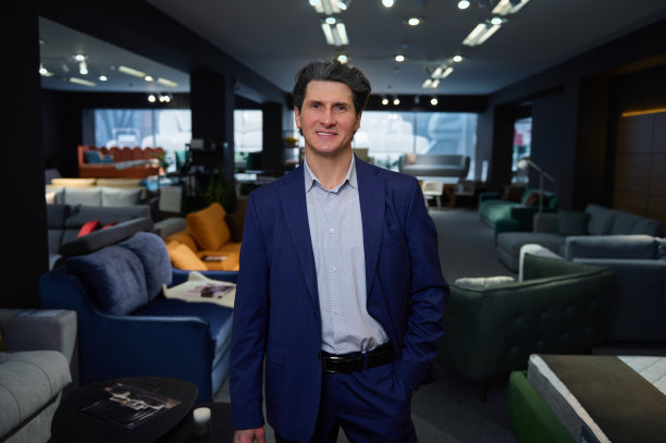 画像自信的销售经理，家具店主，董事，商人图片下载