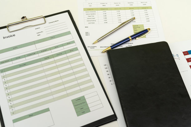 财务图表摆在桌上图片下载