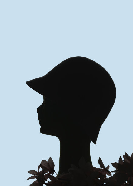 木偶头剪影侧面戴钟形帽30年代，淡蓝色背景图片下载