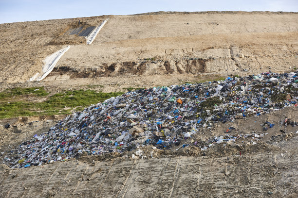 露天垃圾场。塑料垃圾污染。回收垃圾。生态图片下载
