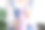 女性手里拿着蓝莓奶昔，上面放着蓝莓。女人吃一杯蛋白质奶昔早餐饮料由生蓝莓泥，香蕉，牛奶，酸奶和白软干酪制成图片下载