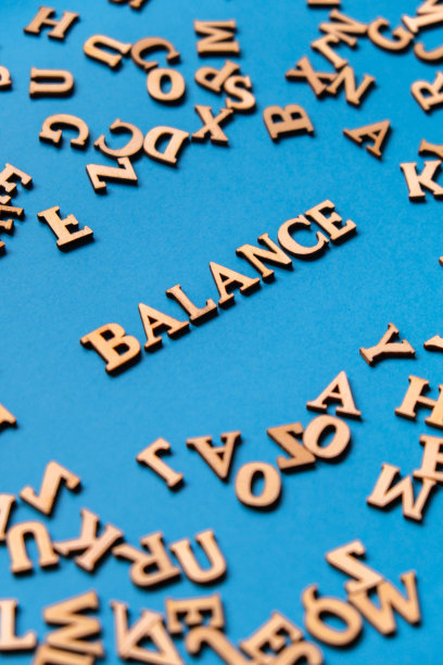 单词平衡由木制字母在明亮的蓝色背景。励志名言图片下载