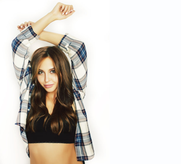 年轻漂亮的褐发真正的女孩嬉皮士在白色背景上随意接近梦想孤立的微笑图片下载