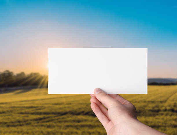 手持空白凭证野外背景自然图片下载
