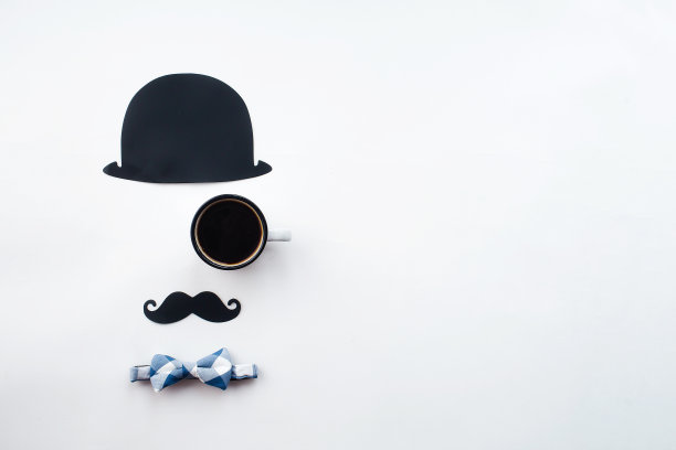 父亲节。扁平帽，咖啡杯，领结和白色背景上有趣的黑色胡子。复制文本空间。图片下载