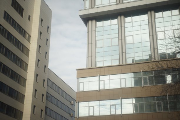 一堆新办公楼的玻璃幕墙。图片下载