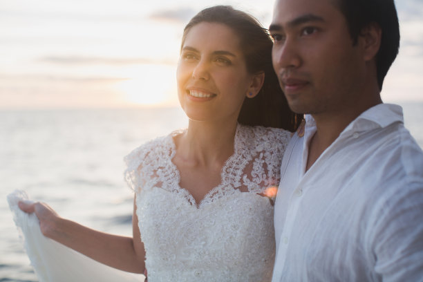 新婚夫妇在游艇上拥抱。美女新娘与新郎图片下载