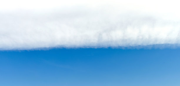 平衡在天空的白色和蓝色图片下载