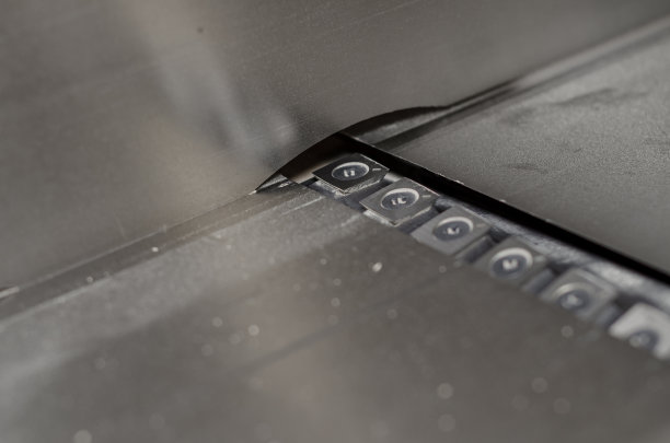 木工机器的面板切割木材。木工行业。工业背景。图片下载