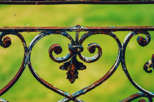 古董锻铁图案。古老的建筑。模糊的背景。图片下载