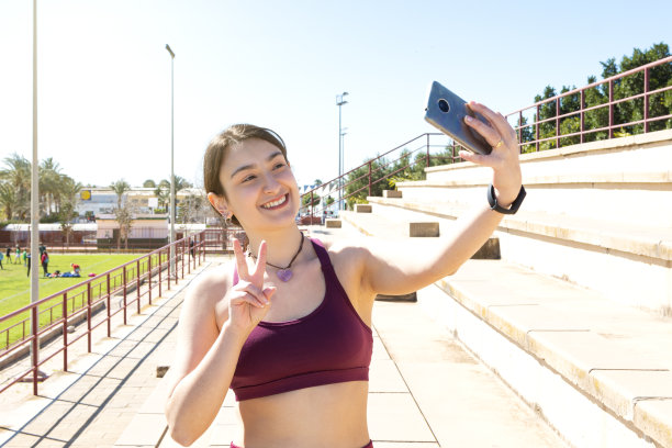 女运动员打着胜利的手势自拍图片下载