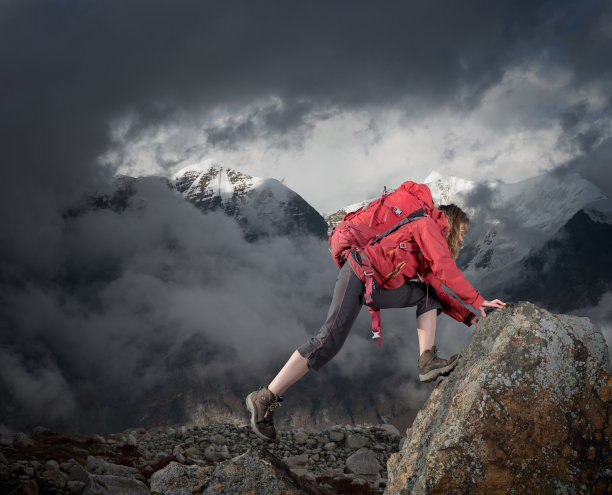 女人爬山图片下载