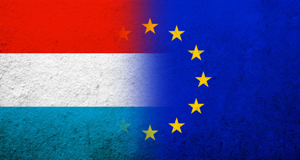 欧盟国旗配卢森堡国旗。枯燥乏味的背景图片下载