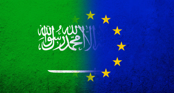 欧盟国旗与沙特阿拉伯王国国旗。枯燥乏味的背景图片下载