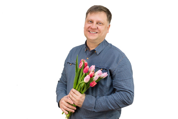 性感的成年男子穿着蓝色衬衫，白色背景上有一束芬芳的郁金香图片下载