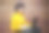 一个快乐的黑发女人在办公室里，手里拿着一台笔记本电脑，背景是一面带着花环的木墙图片下载