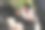 母亲用汽车安全带把儿子系在儿童座椅上图片下载