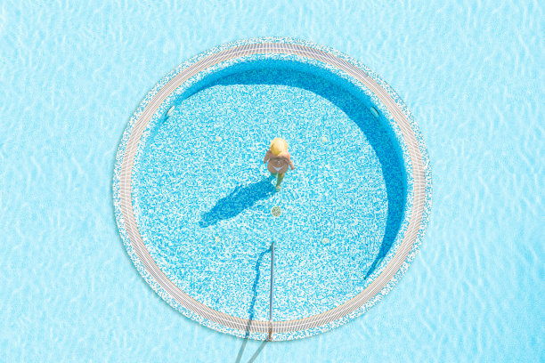 年轻独自美丽的运动女子在比基尼和帽子游泳水疗按摩浴缸。无人机从上面拍摄的照片。热带夏季豪华酒店图片下载