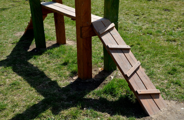 狗的公园。狗的训练场。隧道和横梁，由金合欢和塑料制成的障碍赛。在城外的草地上为狗主人设计一个新的操场，没有冲突图片下载