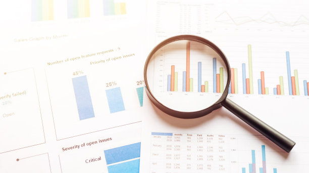 在图表纸上的放大镜。分析研究数据经济图片下载