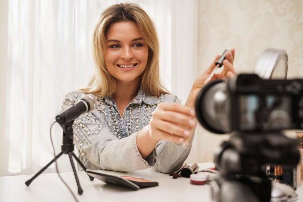 女性美容博主做视频评论的液体遮瑕图片下载