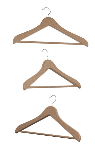 白色背景上孤立的3个木制衣架图片下载