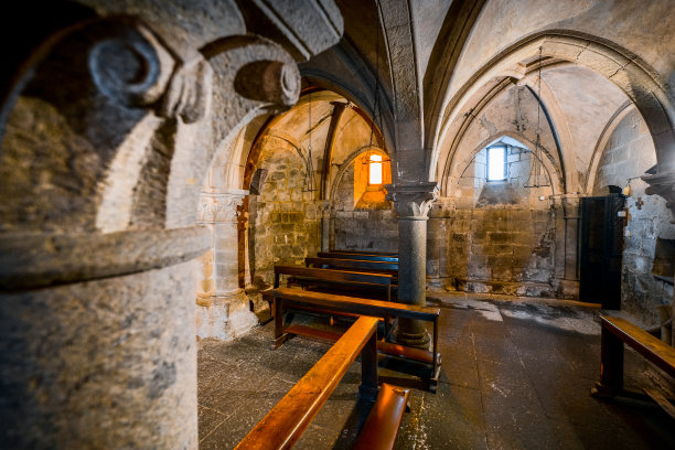 中世纪维特博的圣安德里亚教堂内暗藏的地窖一瞥图片下载