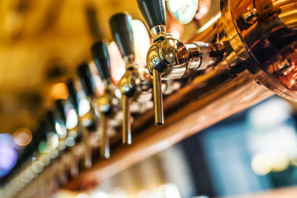 啤酒龙头适合不同类型的饮料。酒吧室内图片下载