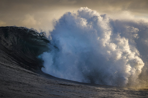 强大的海浪冲击着深蓝色的海洋图片下载
