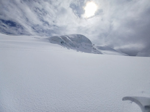 戏剧性的景观，低角度的冰川，瑞士图片下载