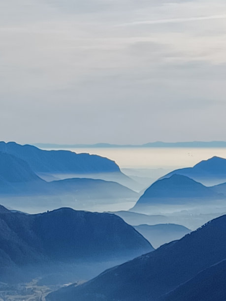 日出时分的瑞士阿尔卑斯山脉图片下载