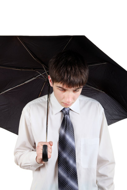 带伞的悲伤少年图片下载