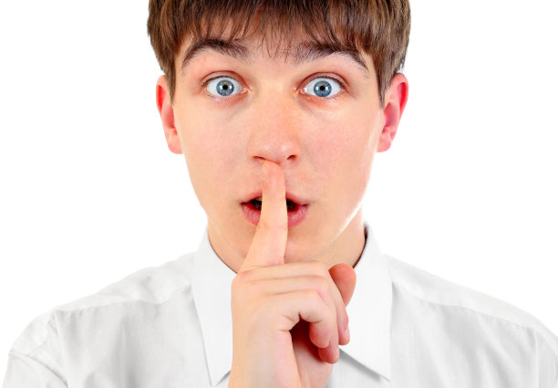 一个把手指放在嘴唇上的少年图片下载