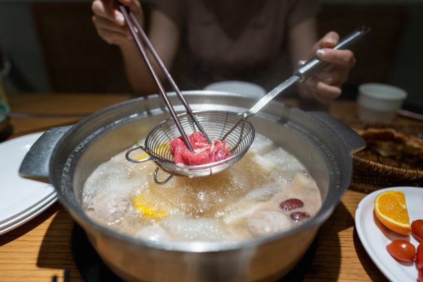 亚洲妇女用筷子夹牛肉图片下载