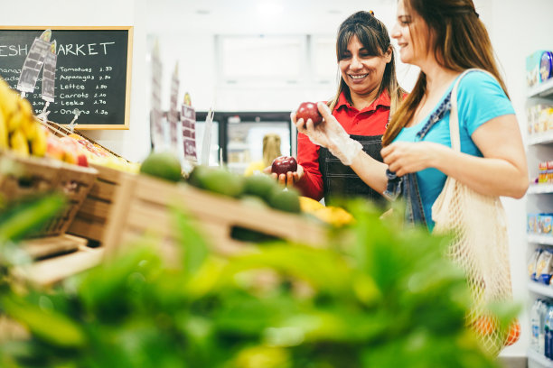 女性顾客在生态生鲜市场内购买有机食品水果-关注卖家女性面孔图片下载