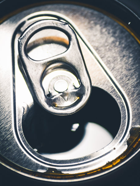 打开的罐装气泡饮料，特写图片下载