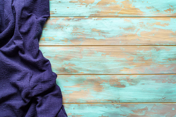蓝色的桌布放在浅色破旧的木制背景上图片下载