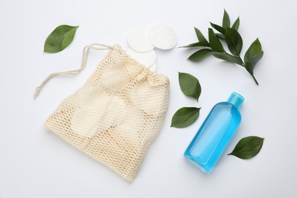 棉垫，树叶，袋和卸妆产品在白色背景，俯视图图片下载