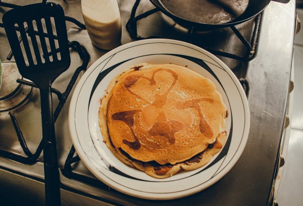 做心形图案的煎饼图片下载