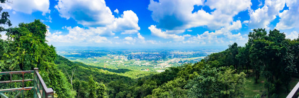 泰国清迈，从土素贴山山顶俯瞰清迈城市全景图片下载