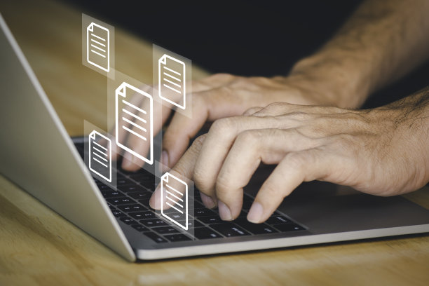 手持文档图标和打字到笔记本电脑。管理数字文件和发送数字文件。技术和经营理念。图片下载