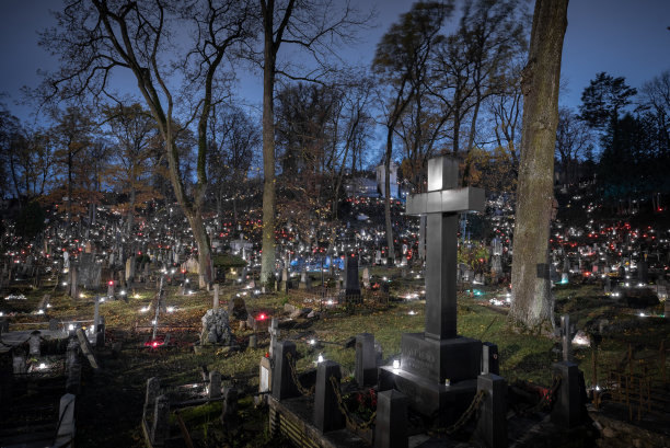 立陶宛维尔纽斯的天主教拉索斯公墓，万圣节图片下载