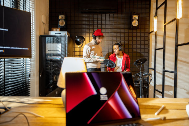 男人在家里敲电鼓图片下载