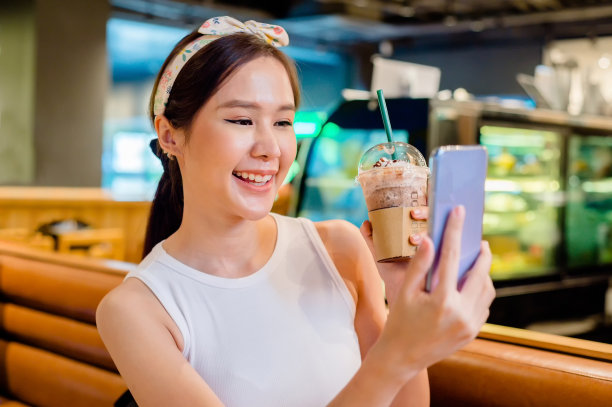 在商场购物的女人图片下载