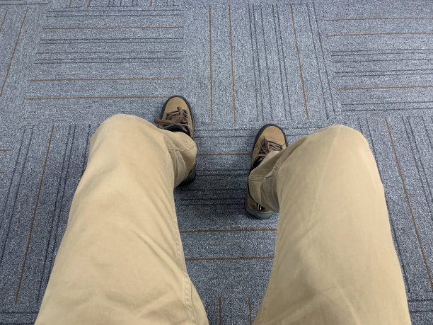 男人穿着登山靴坐在家里图片下载