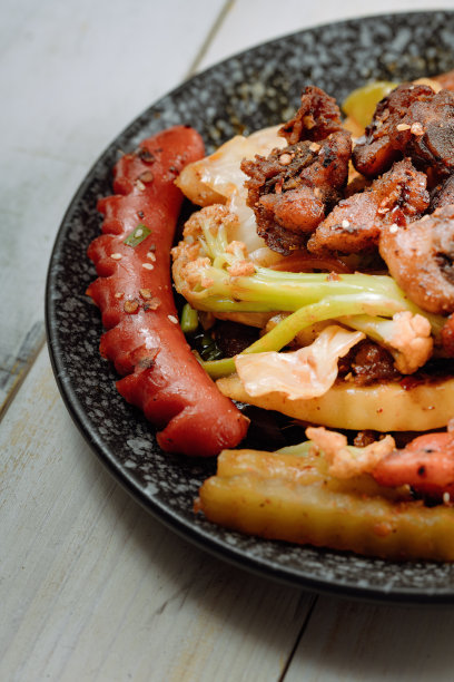 白色的木桌上放着中餐图片下载